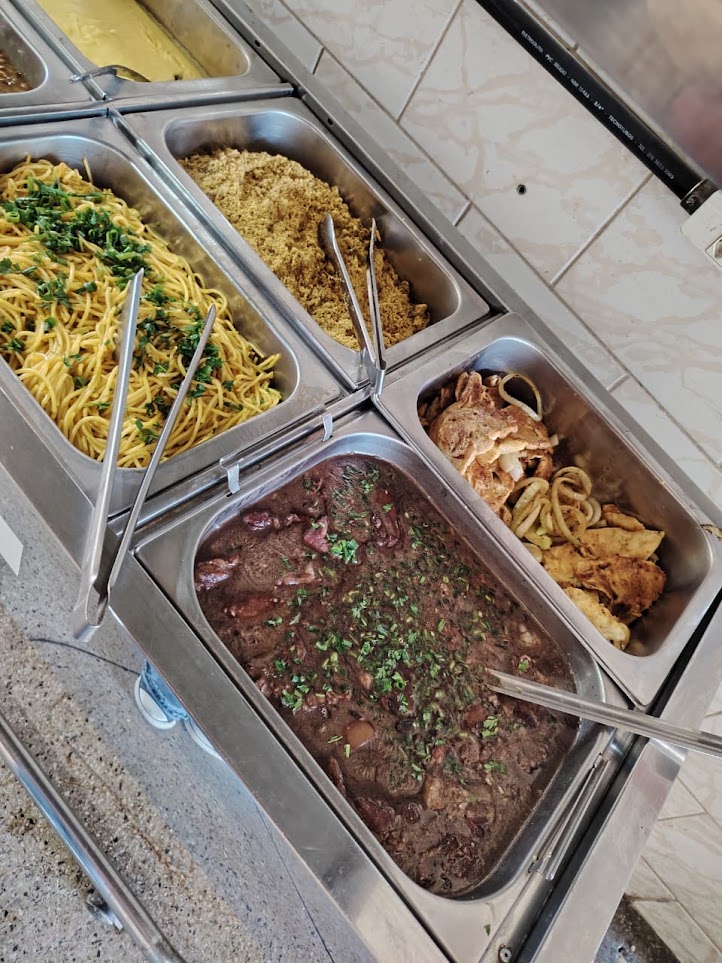 Feijoada, frango assado e macarrão no self service do JD Paladar