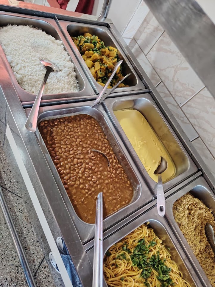 Arroz, feijão, purê e macarrão no buffet do JD Paladar