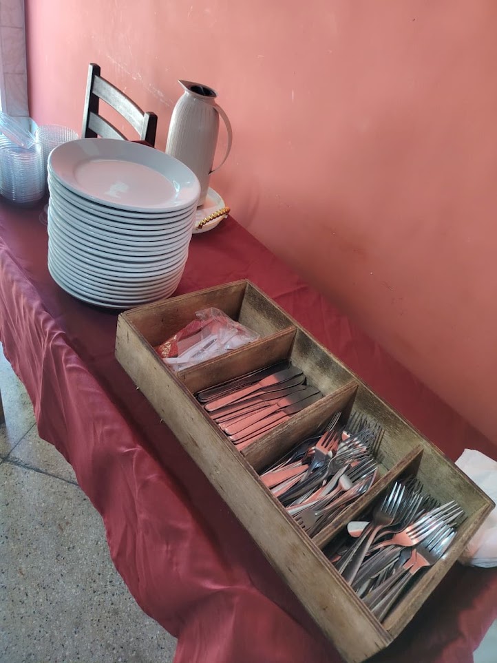 Salão do restaurante JD Paladar em Betim pronto para o almoço